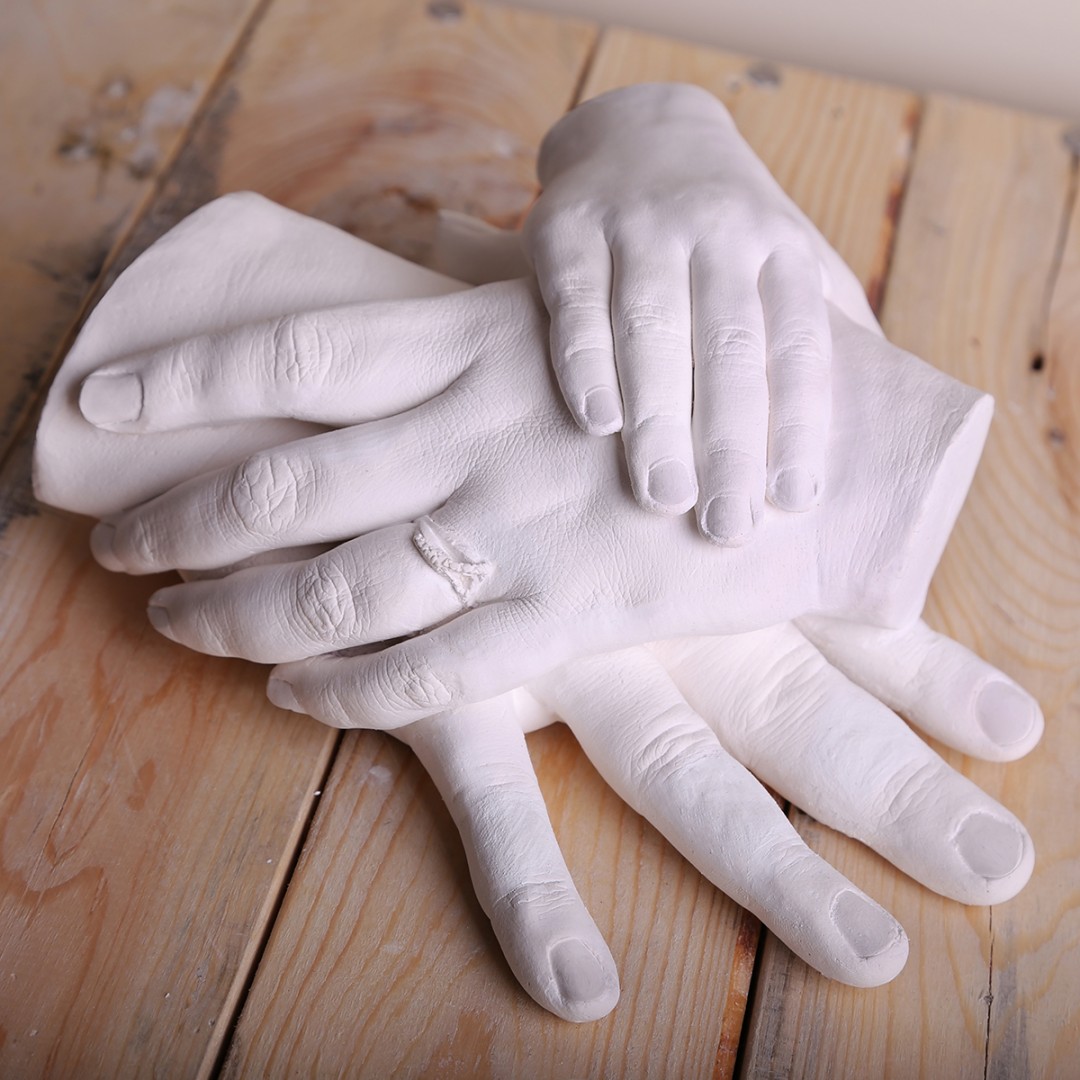 moulage-creation-mains-en-famille-adulte-enfant-platre-alginate-souvenir-3